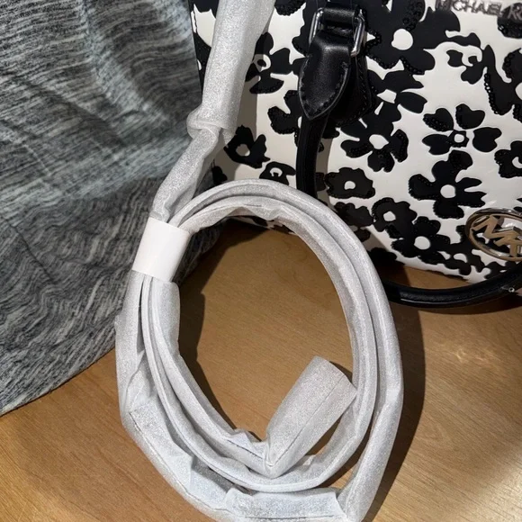 Michael Kors Sheila medium CZ satchel - Picture 4 of 7